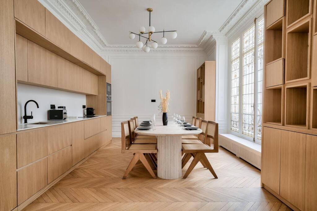 Superbe Haussmannien Aux Prestations Luxueuses